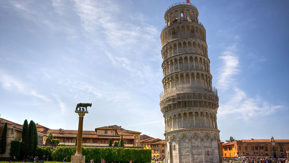 W Pizie tylko Krzywej Wieży nie grozi zawalenie - wynika z raportu, przedstawionego przez miejscowy urząd nadzoru nad zabytkami. Ich stan porównano do tego, co dzieje się w Pompejach, gdzie często w rezultacie braku konserwacji zawalają się kolejne mury.