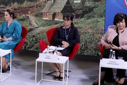 Pierwsza od prawej: prezes Stowarzyszenia Kobiety Karpat Krystyna Wróblewska podczas panelu Kobiety Karpat.