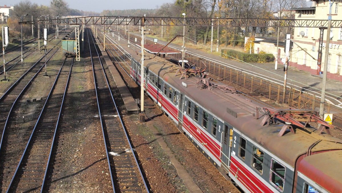 Od dziś wiele pociągów omija stację Kraków Główny. To uciążliwe utrudnienie dla tych, którzy planują podróże w kierunku Warszawy i Katowic. Pociągi zatrzymują się jedynie w Płaszowie i na nowym przystanku - Kraków Olsza. Jest on oddalony od krakowskiego dworca o około dwa kilometry.