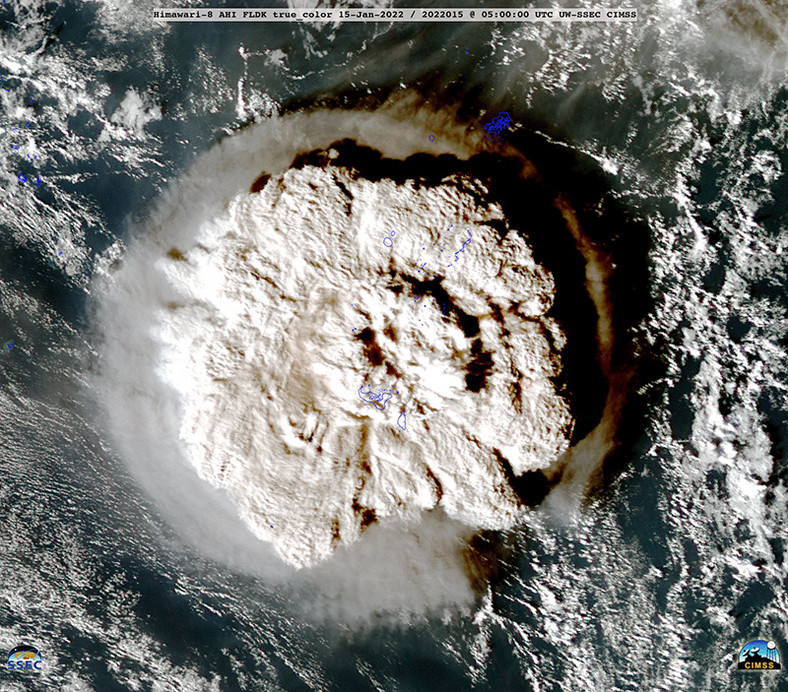 Zdjęcie satelitarne HIMAWARI-8 przedstawiające pióropusz erupcyjny, który wzniósł się z Hunga Tonga Hunga Ha'apai, zrobione o godzinie 18:00 (czasu lokalnego) w dniu 15 stycznia 2022 r. 