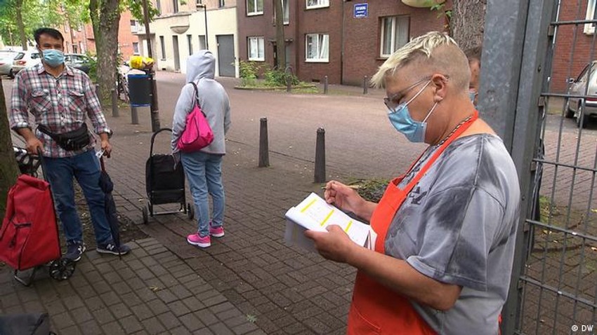 Martina Tidhen organizuje red na ulazu u narodnu kuhinju