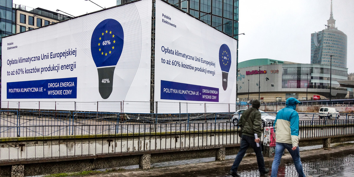 Takie billboardy można zobaczyć w całej Polsce. Państwowe spółki wskazują na nich, że drogi prąd to wina polityki klimatycznej  Unii Europejskiej.