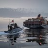 Gliser Iranske revolucionarne garde prilazi teretnom brodu "Epaminondas" tokom navodne zaplene plovila u Ormuskom zalivu 21. aprila