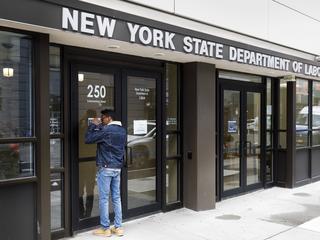 W ciągu dwóch tygodni wniosek o zasiłek dla bezrobotnych złożyło 10 milionów Amerykanów. Brooklyn, Nowy Jork, 3 kwietnia 2020 r.