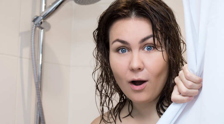 Miután kijöttünk a zuhany alól, a függönyt húzzuk ismét szét, hogy könnyebben száradjon/Fotó: Shutterstock