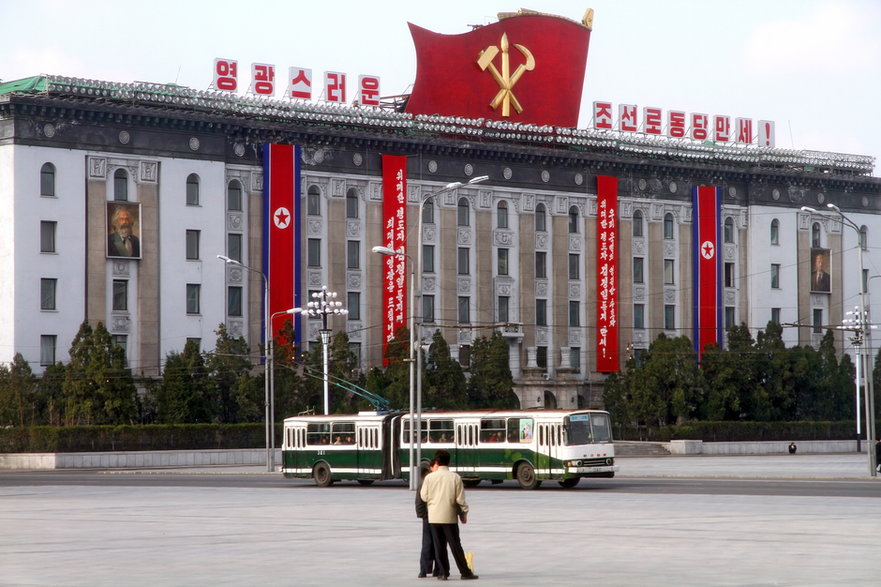 Widok na budynek rządowy na centralnym placu Kim Il-Sung w Pjongjangu