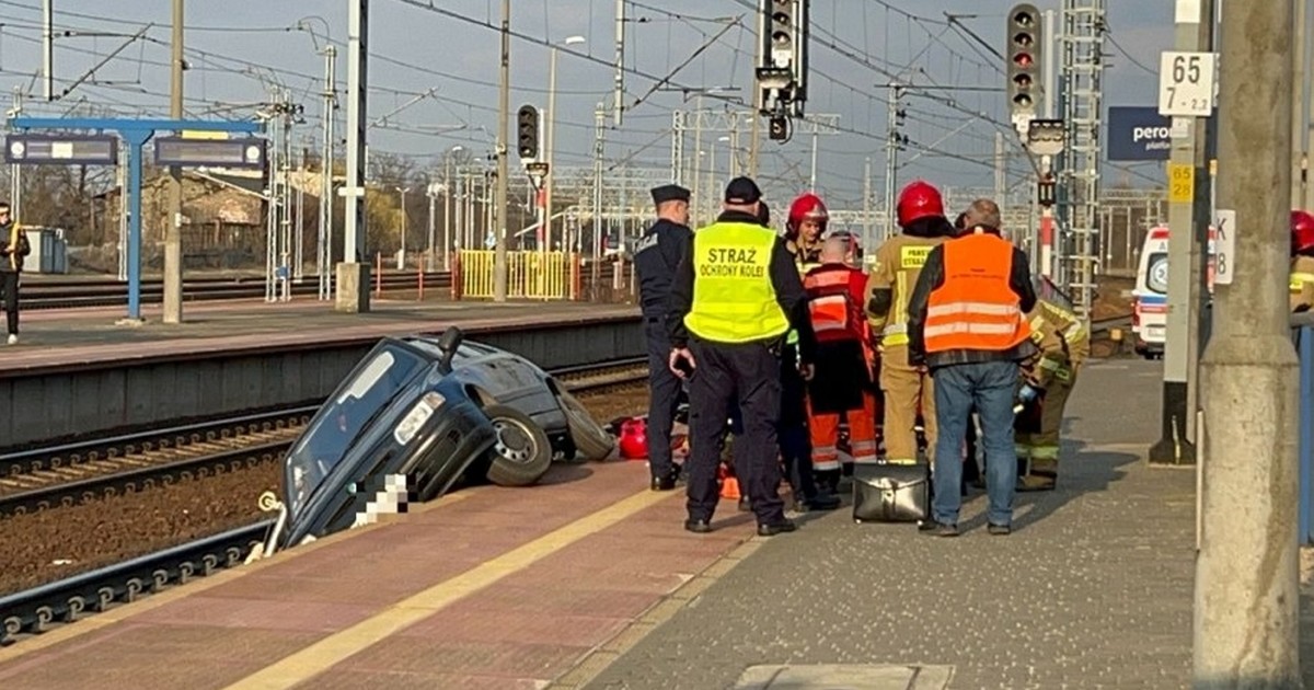 79-latek tłumaczył, że oślepiło go słońce. Szok, co zrobił na dworcu w Skierniewicach