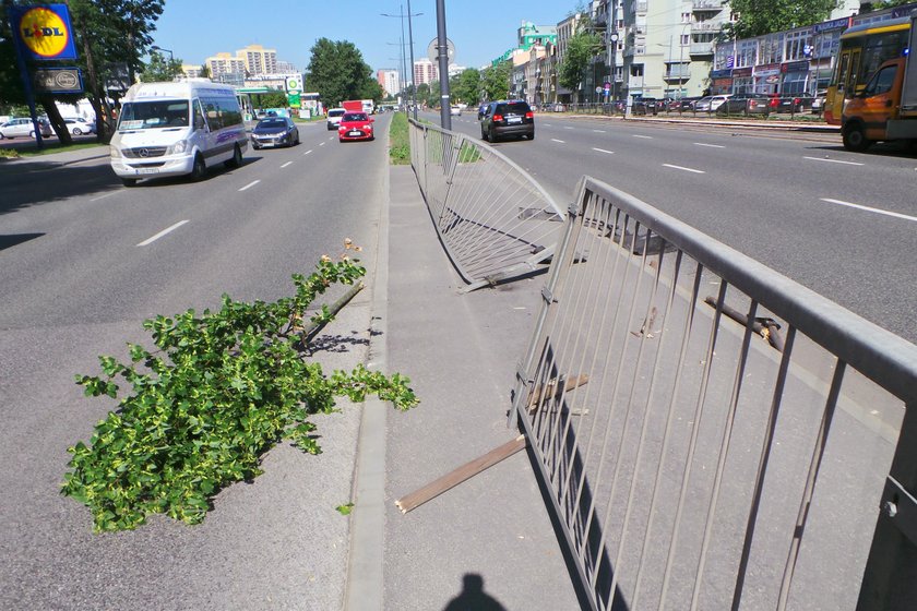 Samochód wjechał na chodnik w Warszawie. Wśród rannych matka z dzieckiem