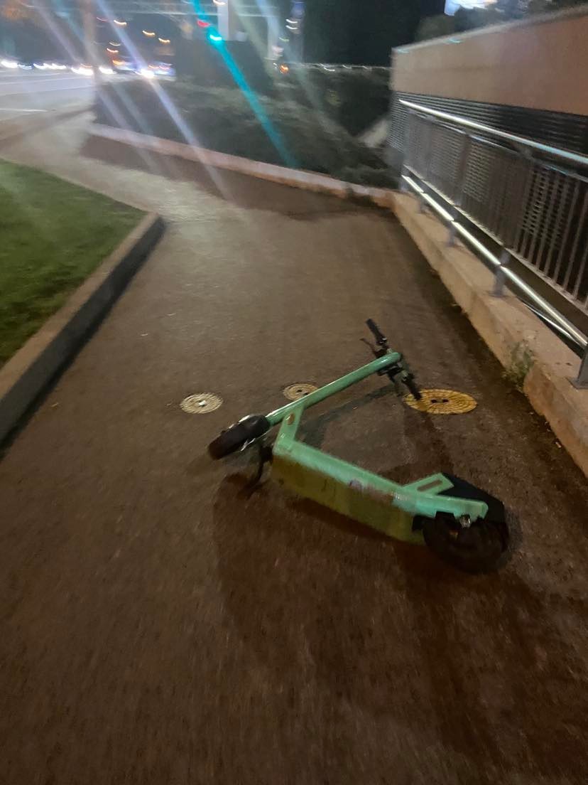 Chodník blokovala odhodená elektrická kolobežka. 