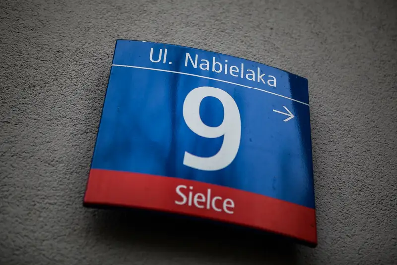 Nabielaka 9 - pod tym adresem znajduje się kamienica. w której mieszkała Brzeska