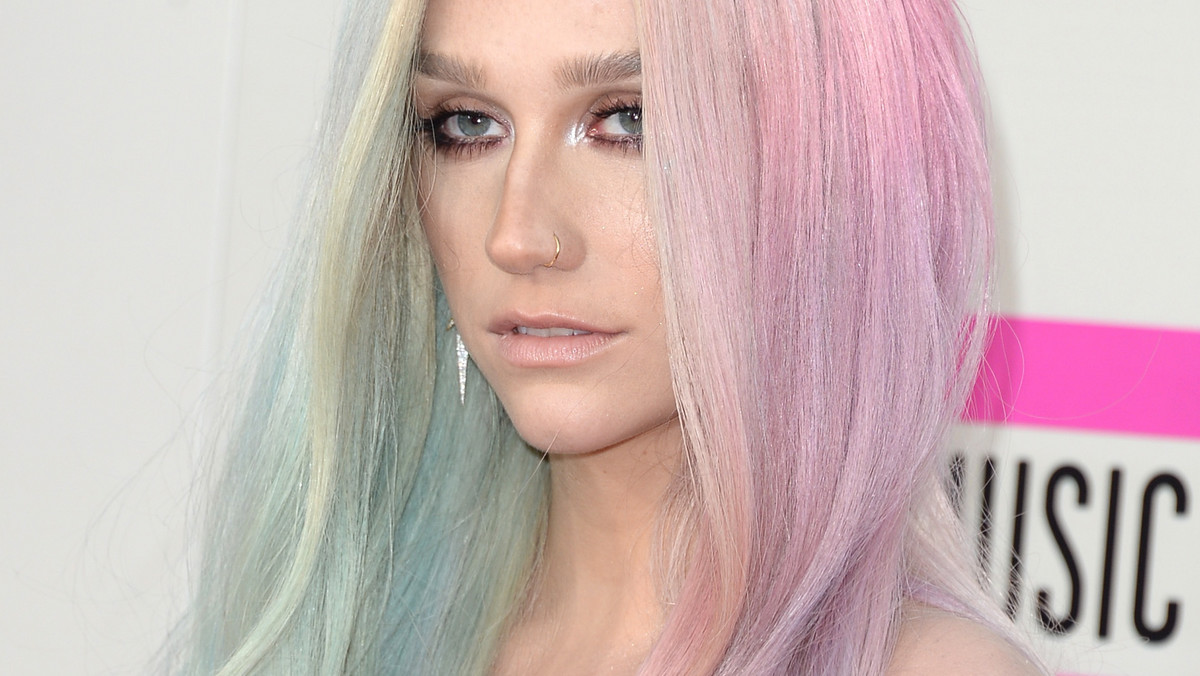 Ke$ha wniosła do sądu pozew przeciwko słynnemu producentowi, jej współpracownikowi i założycielowi jej wytwórni płytowej Kemosabe Records. Łukasz Gottwald, znany lepiej jako Dr. Luke, podobno wykorzystywał piosenkarkę seksualnie i stosował wobec niej przemoc fizyczną. Gwiazda pop posądziła Gottwalda o to, że zmuszał ją do zażywania narkotyków i gwałcił ją, odkąd dziewięć lat temu rozpoczęli współpracę.