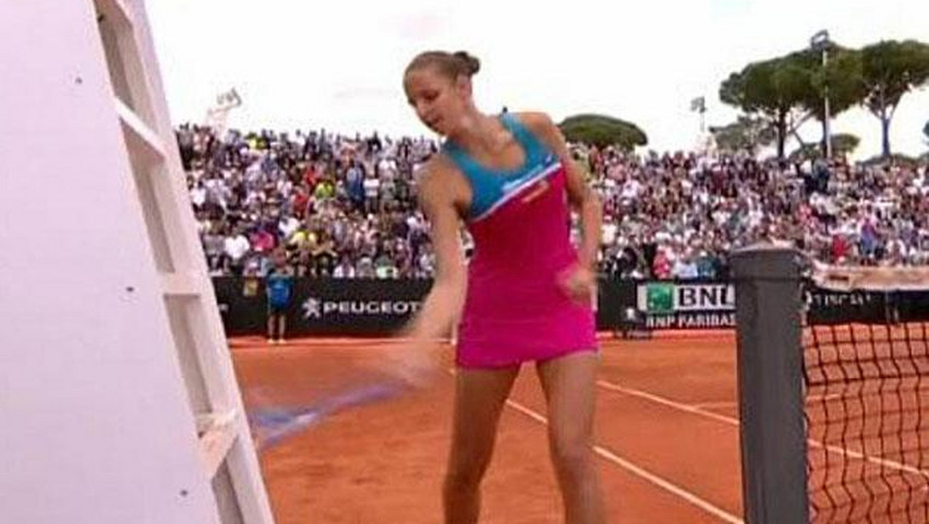 Szétverte ütőjével a vezető bíró székét a cseh teniszező – videó - Blikk