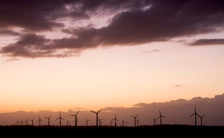 Chaos w OZE. Spór między resortem energii a URE szkodzi przedsiębiorcom