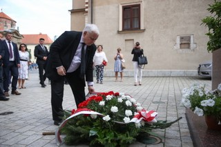 Kaczyński zamazał tabliczkę na wieńcu. Do prokuratury wpłynął wniosek