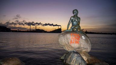Kopenhaga: grafitti z politycznym przesłaniem na pomniku Małej Syrenki