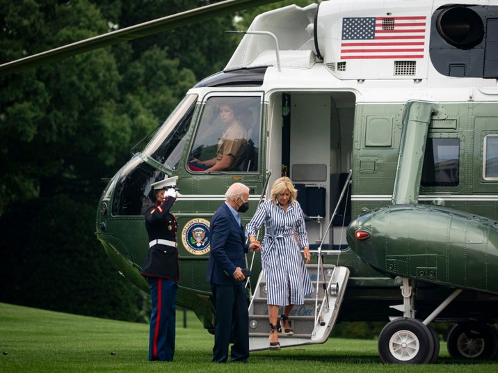 Jill i Joe Bidenowie wysiadają z Marine One na terenie Białego Domu.