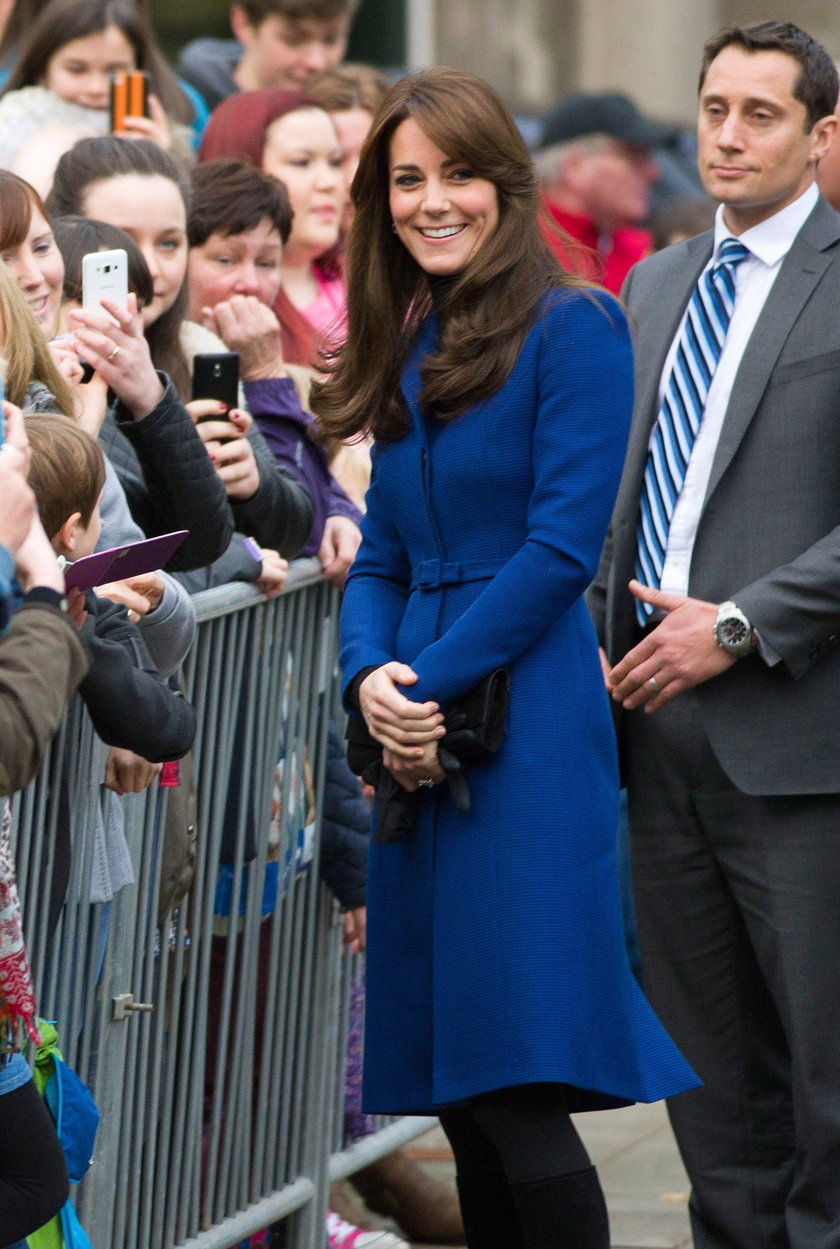 Księżna Kate w niebieskim płaszczu