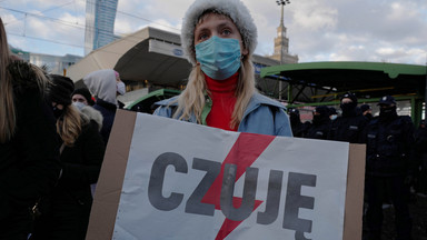 Demonstracje w Dzień Kobiet. Dziesiątki radiowozów i przepychanki z policją [ZDJĘCIA]