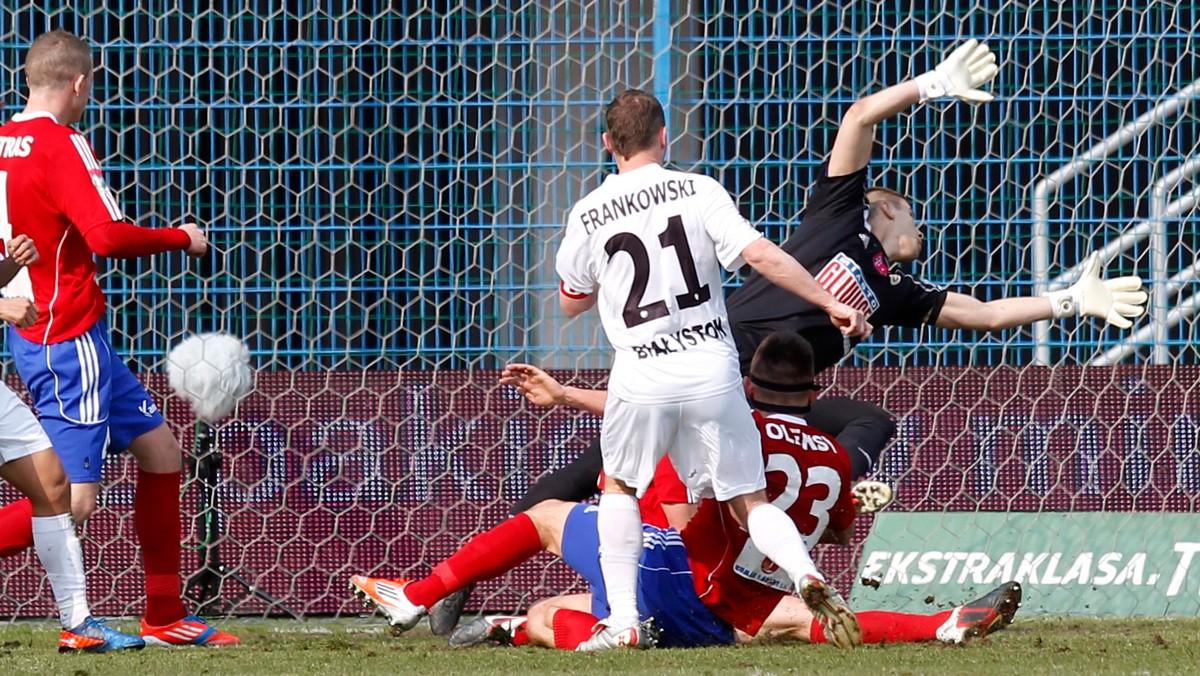 Piast Gliwice zremisował 1:1 (1:1) z Jagiellonią Białystok w pierwszym sobotnim meczu 20. kolejki T-Mobile Ekstraklasy. Oba zespoły kończyły mecz w dziesiątkę po czerwonych kartkach dla Dariusza Treli i Filipa Modelskiego. 167. gola w ekstraklasie zdobył Tomasz Frankowski. (fot. PAP/Andrzej Grygiel)