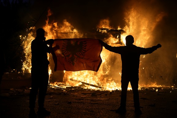 (VIDEO) LETE MOLOTOVLJEVI KOKTELI I KAMENICE, IMA POVREĐENIH! Demonstranti napali institucije, policija baca SUZAVAC: Totalni HAOS u Tirani, gore i vozila