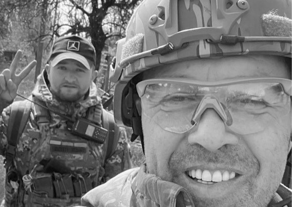 Fotografia przedstawiająca Andrieja Onistrata (po prawej) oraz Wiktora Stelmacha (po lewej). Wiktor był jednym z najbardziej zasłużonych operatorów dronów w ukraińskiej armii. Był postrachem wśród rosyjskich żołnierzy.