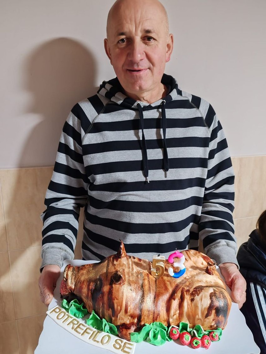 Dragan za rodjendan dobio tortu u obliku paseta