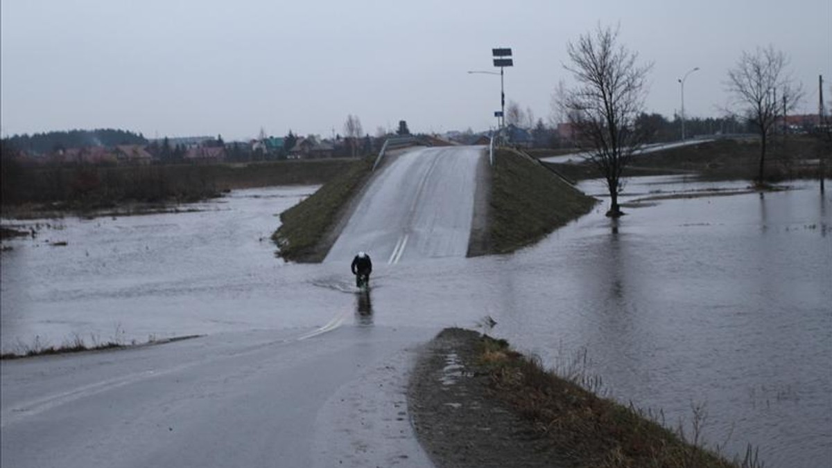 - Jak można było za miliony wybudować taki bubel?! - łapią się za głowy mieszkańcy Orlisk na Podkarpaciu. Mają nową drogę i most, ale co z tego, skoro korzystanie z nich zależy od kaprysów pogody. Teraz, podczas roztopów, wylała pobliska rzeka, zamieniając przejazd w prawdziwe jezioro. Dzieci aby dotrzeć szkoły, a dorośli do pracy, od tygodnia muszą ubierać wysokie kalosze, albo wybierać długi objazd.