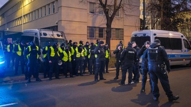 Brak toalety, koce w oknach zamiast zasłon. Tak mają pracować policyjni stażyści