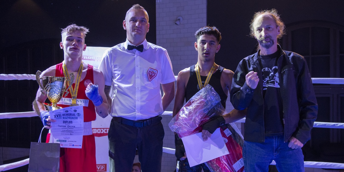 Od prawej: Leszek Błażyński junior (syn patrona memoriału), Anglik Emman Hussain, który zajął 2. miejsce w wadze 54 kg wśród juniorów, sędzia pojedynku i zwycięzca kat. 54 Kacper Słomka z Górnika Sosnowiec.
