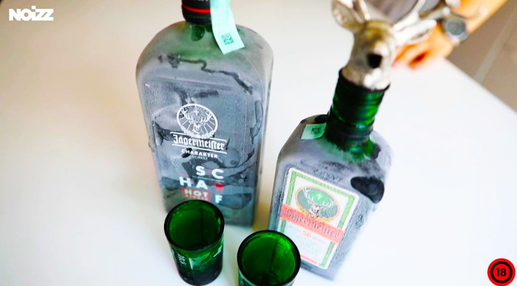 A Jägermeister Scharf, és a sima Jägermeister.