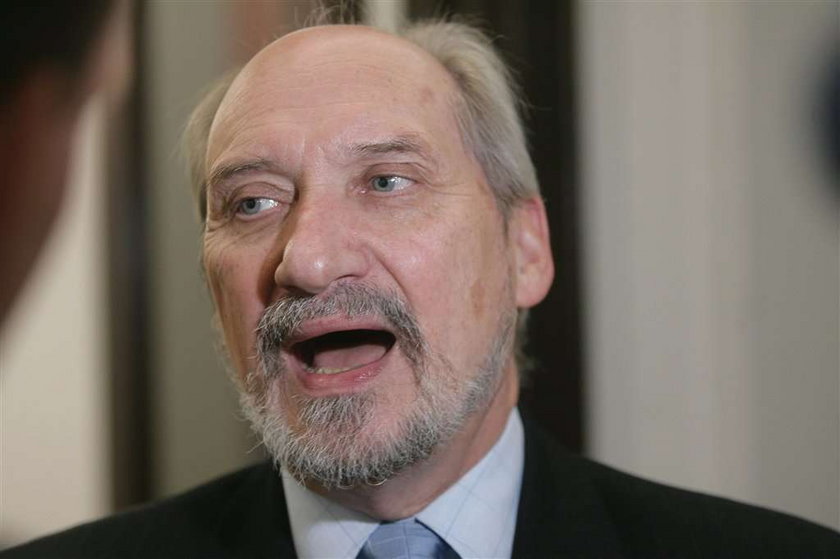 Macierewicz: rząd ukrywa dowody