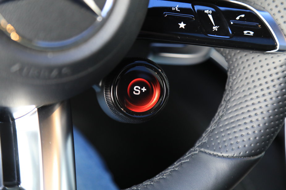 Pod ręką: umieszczone na kierownicy dwa pokrętła mogą obsługiwać wiele funkcji, m.in. ustawienia poziomu twardości amortyzacji czy tryby jazdy.