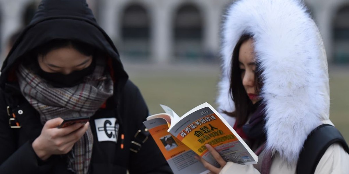 Yuanfudao oferuje pomoc specjalisty na żywo, przykładowe testy oraz aplikację do odrabiania pracy domowej, która rozwiązuje zadania po zrobieniu zdjęcia