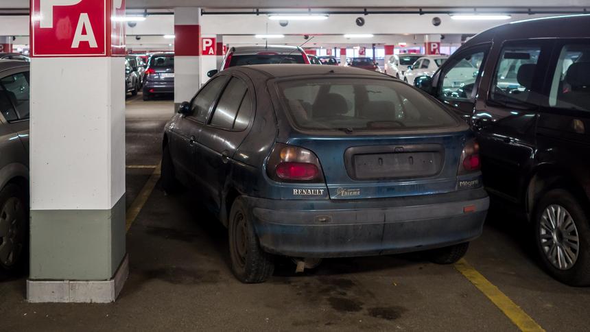 Opuszczone renault od dwóch lat zajmuje miejsce na