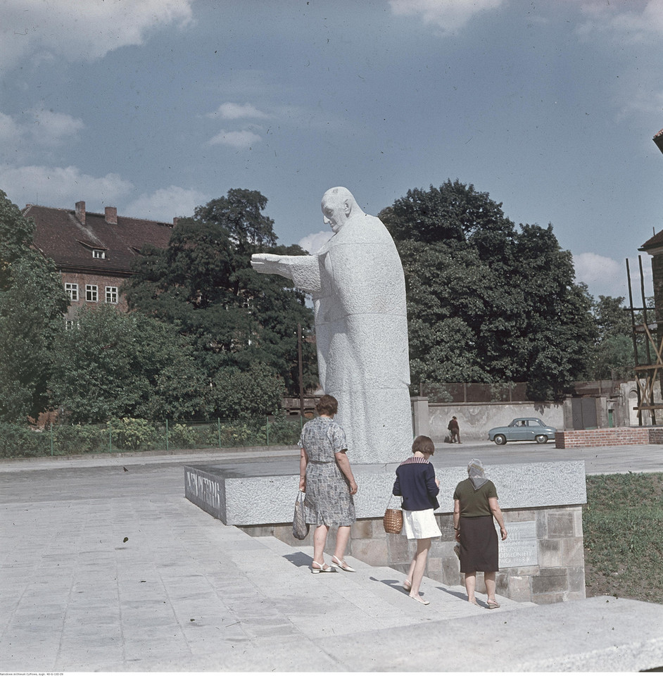 Wrocław, pomnik papieża Jana XXIII. Widoczne kobiety na schodkach i w tle samochód Syrena 103, 1968 r.