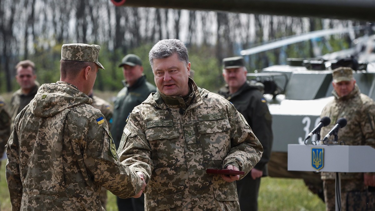 W związku z ewentualnym brakiem zgody UE na przedłużenie sankcji wobec Rosji, Zachód powinien wzmocnić Ukrainę, także militarnie, przekazując władzom w Kijowie broń defensywną - uważa niemiecki "FAS", dzisiejsze wydanie "Frankfurter Allgemeine Zeitung".