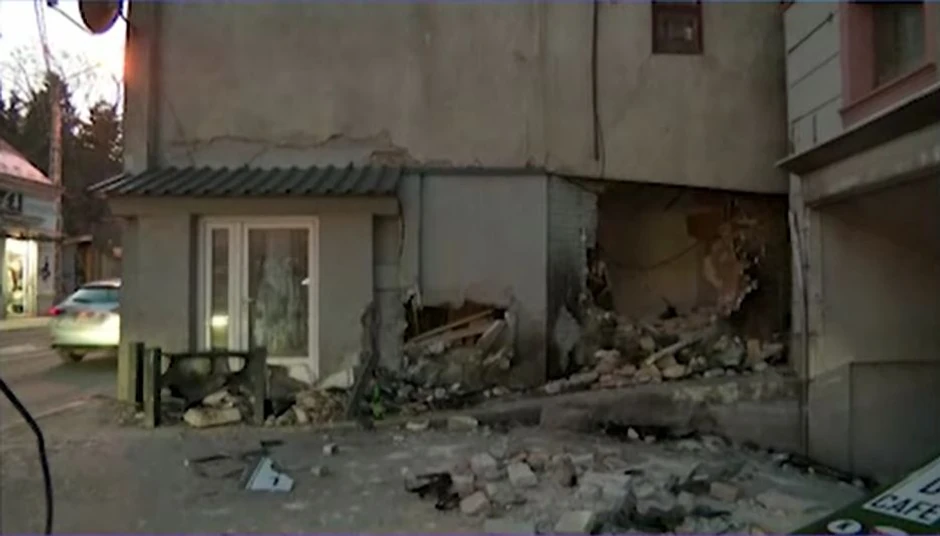 Automobil uleteo u zgradu u Zemunu 