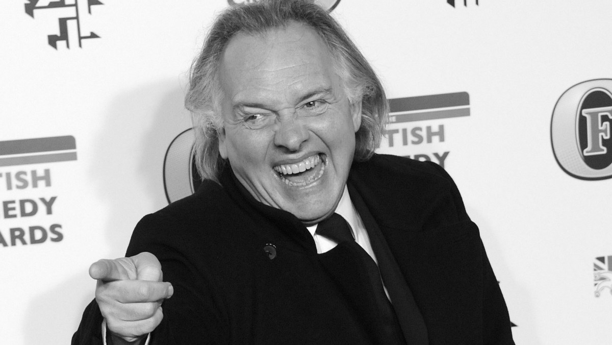 W wieku 56 lat zmarł Rik Mayall, brytyjski komik i aktor, który w latach 80. współtworzył nową falę brytyjskich telewizyjnych komedii. Mayall był znany z ról w takich serialach, jak między innymi "Wiecznie młodzi", "Dno" czy "Czarna żmija".