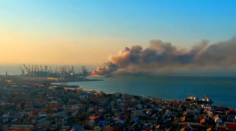 Eksplozija nakon uništenja ruskog broda u luci Berdijansk 24. marta