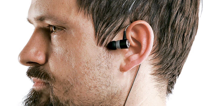 Co zrobić ze słuchawkami, jeśli akurat nie słuchamy muzyki? Najnowszy trend z Londynu: po prostu zawieszamy je na uchu. Wygląda wprawdzie dziwnie, ale tam słuchawki faktycznie najmniej przeszkadzają.