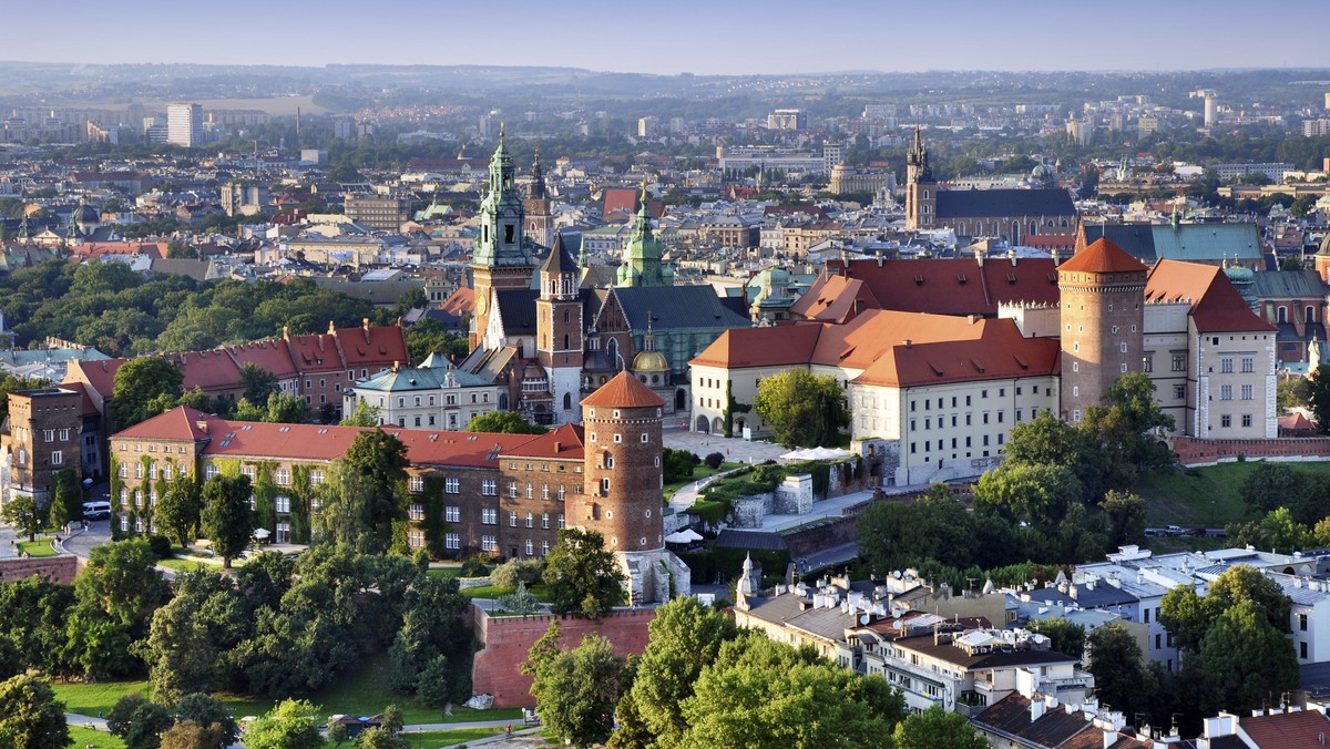 Mieszkańcy większych miast coraz częściej zaczynają doceniać klimat, jaki mają w sobie zabytkowe kamienice. Na polskim rynku mieszkaniowym lokale w kamienicach są pożądanym towarem. Z takiego stanu rzeczy korzysta także rynek nieruchomości w Krakowie, gdzie z roku na rok rośnie liczba remontowanych kamienic.