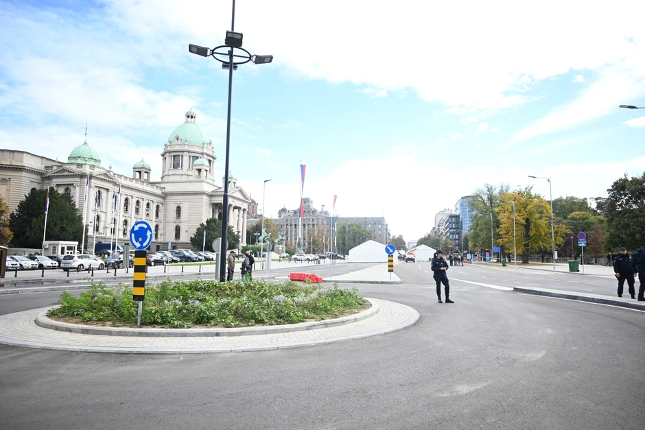 Ugašen požar ispred Skupštine