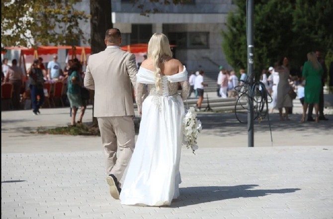Dea Đurđević sa suprugom Lazarom ispred Hrama Svetog Save u Beogradu