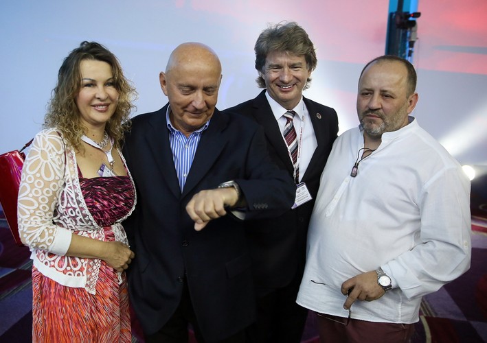 Biznesmeni, właściciele i założyciele spółki Art-B. Andrzej Gąsiorowski z żoną Bożeną i Bogusław Bagsik oraz były polityk, milicjant i antyterrorysta Jerzy Dziewulski