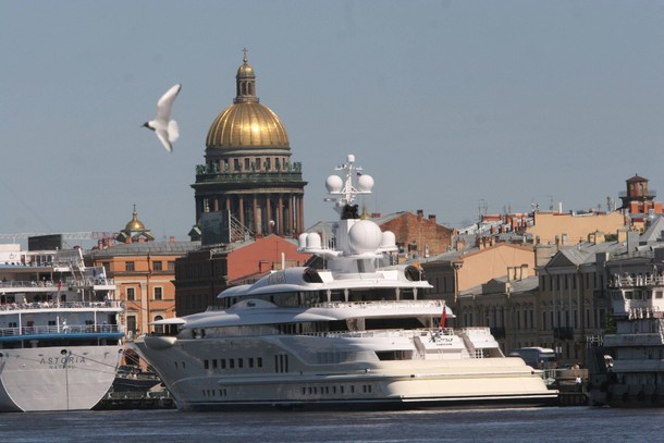Jacht rosyjskiego miliardera Romana Abramowicz w Sankt Petersburgu