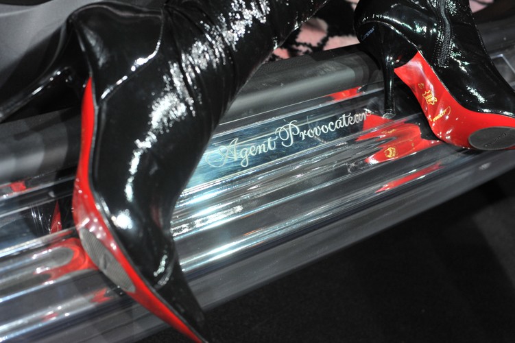 Zagorzałą fanką wdzianek tej firmy jest m.in. Victoria Beckham