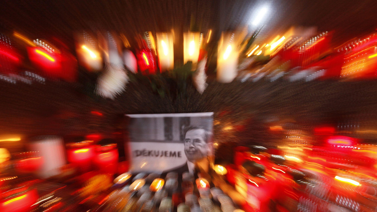 Władze Czech wystawiły dzisiaj w Pradze na widok publiczny trumnę z ciałem zmarłego wczoraj byłego prezydenta Czech Vaclava Havla. Na razie nie ustalono daty pogrzebu, według nieoficjalnych doniesień odbędzie się on w piątek.