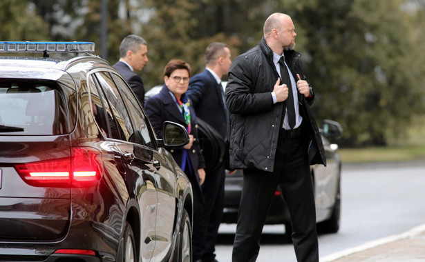 Premier Szydło wśród ochroniarzy