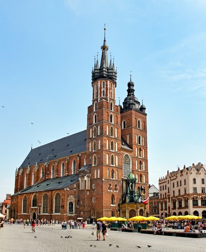 Na 4. miejscu znajduje się Kościół Mariacki w Krakowie. Kościół archiprezbiterialny pw. Wniebowzięcia Najświętszej Marii Panny. Należy do najbardziej znanych zabytków Krakowa i Polski.