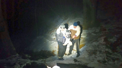 Jeges patakmederbe ragadt túrázókat mentettek Mátraszentimrénél